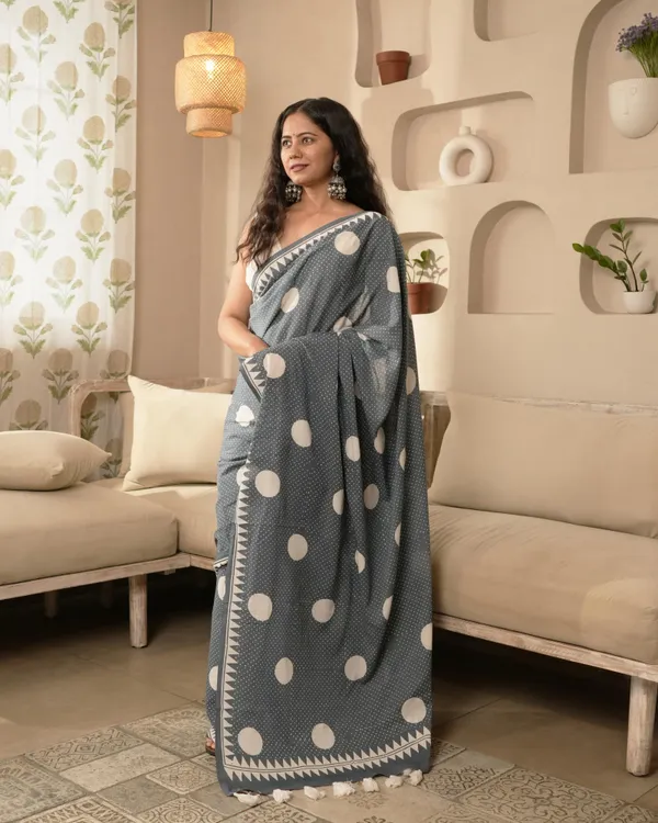 Grey_Cotton_Polka_Dot_Printed_Mul_Saree_With_Tassels_For_Women
